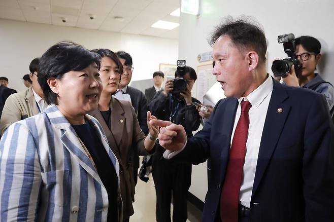 6일 국회 법제사법위원회에서 열린 대법원 등에 대한 국정감사가 중지된 뒤 김태규 국민의힘 의원이 위원장인 더불어민주당 서영교 의원에게 본인에 대한 발언권 정지에 관련해 항의하고 있다. 연합뉴스