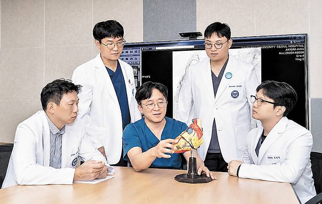 임영효 백남심장센터장(가운데)을 중심으로 심장내과와 응급의학과 교수들이 심근경색 환자 치료 사례를 두고 논의하고 있다. /김지아 헬스조선 객원기자