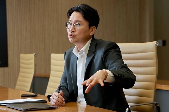 지난 19일 서울 강남구 역삼동 세라젬 서울타운에서 이경수 세라젬 대표가 창업주 이환성 회장의 양자가 된 배경과 향후 경영권 승계 계획을 설명하고 있다. 장진영 기자