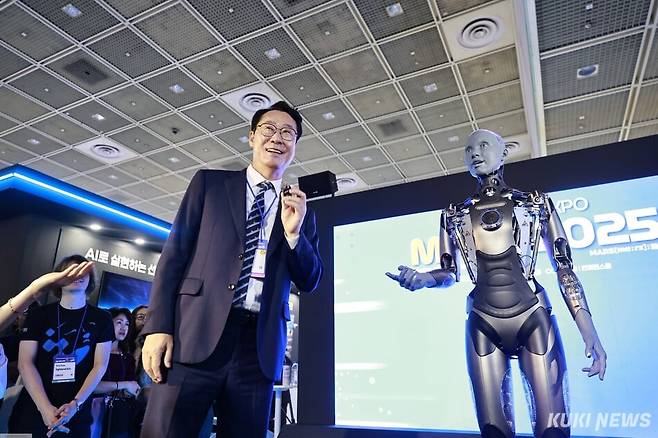 정명근 화성시장이 MARS 2025에서 휴머노이드 로봇과 대화하고 있다. 화성시 제공
