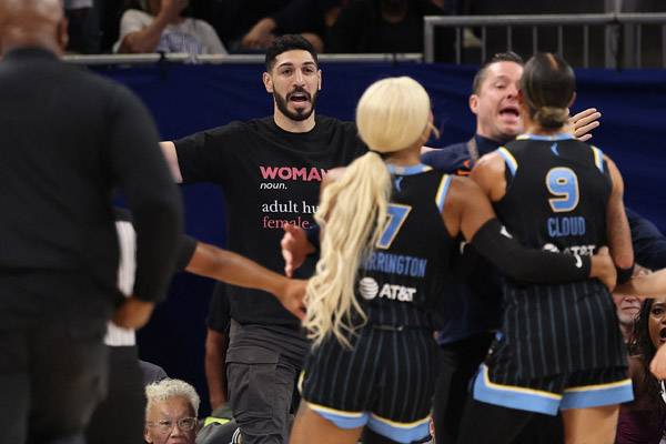 전직 NBA 선수 에네스 칸터 프리덤이 WNBA 경기장을 찾았다가 경기중인 선수와 충돌했다. 사진= Getty Images/AFP= 연합뉴스 제공