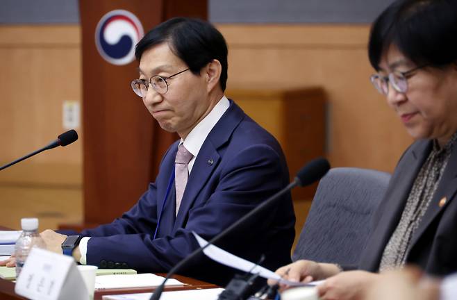 [서울=뉴시스] 박영태 기자 = 김성주 국민연금공단 이사장이 20일 오후 서울 종로구 정부서울청사 별관 국제회의실에서 열린 2026년도 제7차 국민연금기금운용위원회에 참석해 정은경 보건복지부 장관의 발언을 듣고 있다. 2026.10.20. since1999@newsis.com /사진=박영태