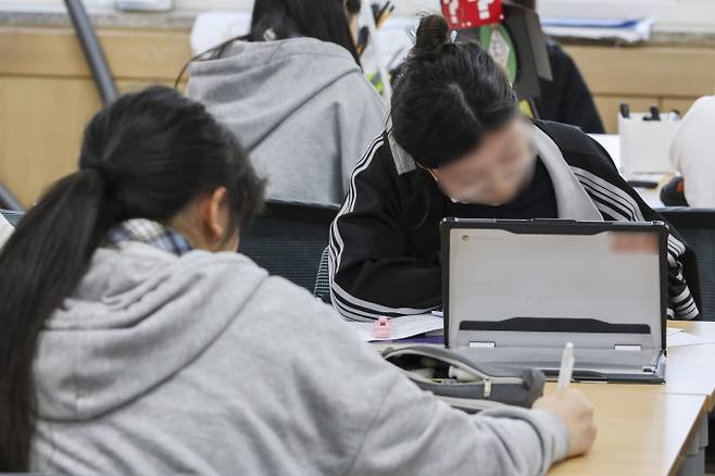 지난달 22일 서울 강서구 등원중학교에서 학생들이 국어과x역사과 융합 진로가치탐구보고서 작성 수행평가를 하고 있다./조현호 기자