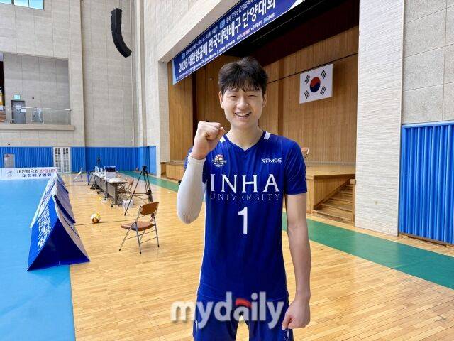 인하대 윤경이 15일 단양 국민체육센터에서 열린 2026 대한항공배 전국대학배구 단양대회 조선대전이 끝난 뒤 사진 촬영에 임하고 있다./마이데일리 DB