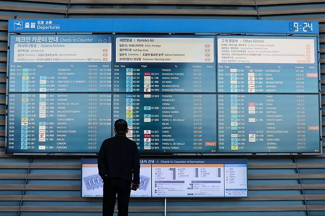 인천국제공항 제2터미널에서 한 여행객이 운항스케줄을 살펴보고 있다. 영종도=임세준 기자