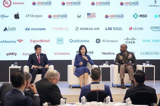 [서울=뉴시스] 주한미국상공회의소(AMCHAM·암참)가 21일 서울 용산구 몬드리안 서울 이태원에서 특별 오찬 간담회를 진행했다. 된쪽부터 제임스 김 암참 회장 겸 대표이사, 미셸 박 스틸 주한미국대사, 제이비어 브런슨 한미연합군사령관·주한미군사령관·유엔군사령관. (사진=암참 제공) photo@newsis.com *재판매 및 DB 금지