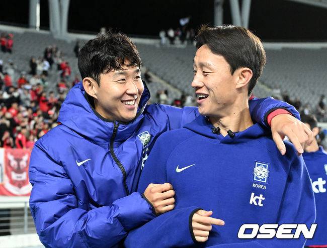 [OSEN=용인, 이대선 기자] 한국축구에 역사적인 날이다. 손흥민(34, LAFC)이 전설 차범근의 A매치 최다골 기록을 넘었다. 로베르트 모레노 감독이 이끄는 대한민국 축구대표팀은 6일 오후 8시 용인미르스타디움에서 개최되는 친선전에서 우즈베키스탄을 상대로 손흥민의 선제골과 오세훈의 추가골이 터져 2-0 완승을 거뒀다. 경기 종료 후 대한민국 손흥민, 이재성이 관중석을 향해 인사를 하고 있다. 2026.10.06 /sunday@osen.co.kr