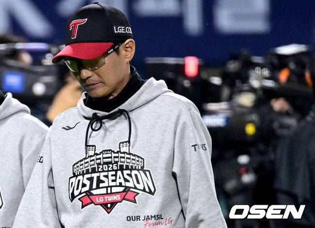 [OSEN=잠실, 최규한 기자] 프로야구 KIA 타이거즈가 3연승을 질주하며 플레이오프에 진출했다. KIA은 20일 서울 잠실구장에서 열린 ‘2026 신한 SOL KBO 준플레이오프’ 3차전 LG 트윈스를 13-1로 제압했다. 이날 승리로 KIA는 시리즈 3승을 거두고 플레이오프 진출에 성공했다. KIA 구단 역사상 첫 준플레이오프 시리즈 승리다. 플레이오프에서는 리그 2위 삼성 라이온즈를 만난다. 경기를 마치고 LG 염경엽 감독이 방송 인터뷰를 마친 뒤 그라운드를 나서고 있다. 2026.10.20 / dreamer@osen.co.kr