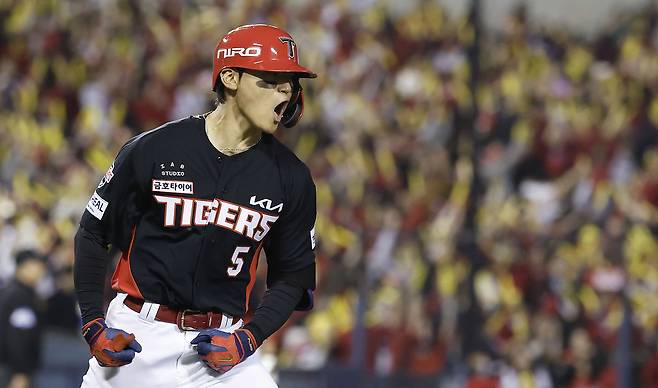 [서울=뉴시스] 최동준 기자 = 20일 서울 잠실야구장에서 열린 2026 KBO 포스트시즌 준플레이오프 LG 트윈스와 KIA 타이거즈의 3차전 경기, 2회초 1사 만루 상황 KIA 김도영이 만루 홈런을 친 뒤 기뻐하고 있다. 2026.10.20. photocdj@newsis.com