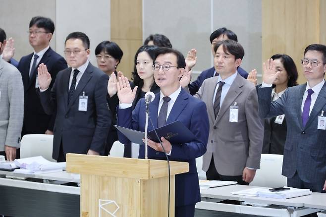 국회 행안위, 부산시 국정감사. 부산시 제공 - 21일 오전 부산시청에서 열린 국회 행안위의 부산시 국정감사에서 전재수 부산시장과 부산시 간부들이 증인선서를 하고 있다. 부산시 제공