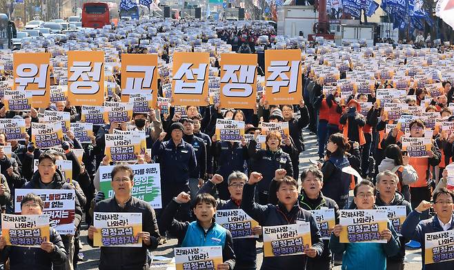 개정 노조법 시행 첫날인 3월 10일 서울 세종로에서 열린 민주노총 투쟁 선포대회에서 민주노총 조합원들이 손팻말을 들고 구호를 외치고 있다. 연합뉴스