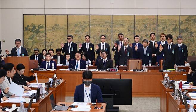정몽규 전 대한축구협회 회장을 비롯한 증인들이 7월 30일 서울 여의도 국회 문화체육관광위원회서 열린 축구협회 현안 관련 청문회에 출석해 증인선서를 하고 있다. 뉴시스