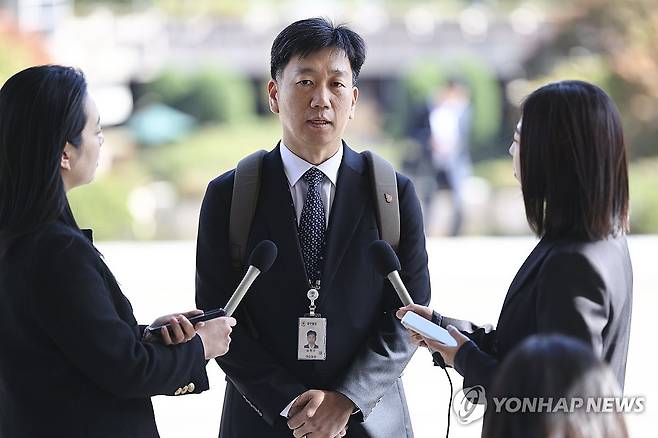 김현우 부장검사, 징계위 출석 (과천=연합뉴스) 윤동진 기자 = 김현우 창원지방공소청 부장검사가 21일 정부과천청사 법무부에서 열린 징계위원회에 참석하며 취재진 질문에 답하고 있다.
    이날 징계위에선 이화영 전 경기도 평화부지사의 위증 재판에서 발생한 검사들의 집단 퇴정 사건과 관련한 징계 여부가 결정될 전망이다. 2026.10.21 mon@yna.co.kr