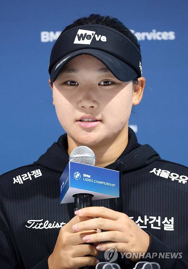 발언하는 김민솔 (해남=연합뉴스) 조남수 기자 = 21일 전남광주통합특별시 해남군 화원면 파인비치 골프링크스에서 열린 LPGA BMW 레이디스 챔피언십 기자회견에서 김민솔이 질문에 답하고 있다, 2026.10.21 iso64@yna.co.kr