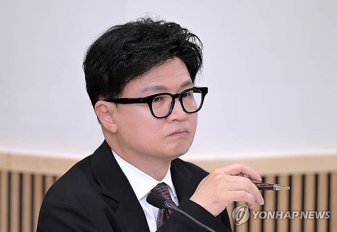 무소속 한동훈 의원, 주미대사관 국정감사 (워싱턴=연합뉴스) 무소속 한동훈 의원이 12일(현지시간) 워싱턴DC 주미한국대사관에서 열린 국회 외교통일위원회 국정감사에서 강경화 주미한국대사의 발언을 듣고 있다. 2026.10.13 [주미한국대사관 제공. 재판매 및 DB 금지] photo@yna.co.kr