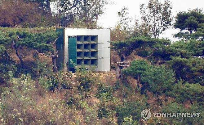 강화도 건너편에 보이는 북한 대남확성기 (인천=연합뉴스) 임순석 기자 = 김여정 북한 노동당 총무부장이 19일 군사분계선(MDL) 침범에 대응한 한국군의 경고사격 등 조치에 반발하며 군사력 증강 배치와 대남 확성기방송 재개를 검토한다고 밝혔다. 20일 인천 강화군 송해면에서 바라본 북한 접경지역 설치된 대남 확성기. 2026.10.20 soonseok02@yna.co.kr