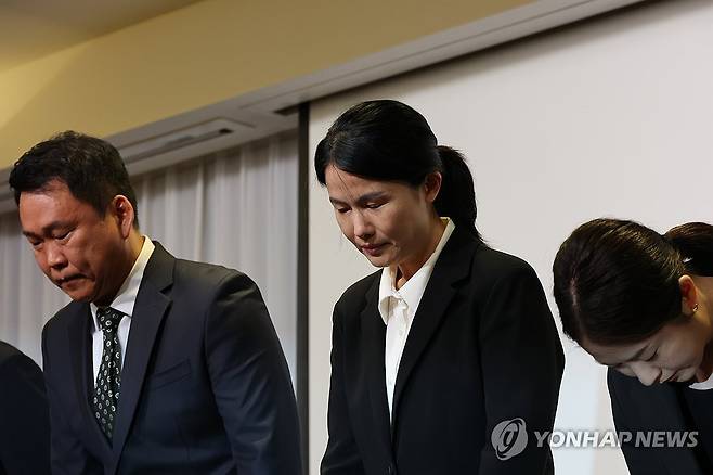 티빙, 개인정보 유출 사고 공식 사과 (서울=연합뉴스) 임화영 기자 = 티빙 최주희 대표이사(가운데) 및 임원들이 3일 서울 중구의 한 호텔에서 개인정보 유출 사고에 대해 사과하고 있다. 2026.9.3 hwayoung7@yna.co.kr