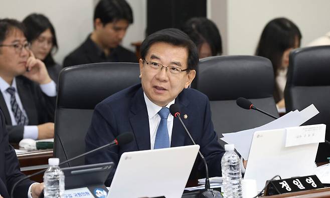 &nbsp;22일 인천공항공사에 대한 국회 국토교통위원회의국정감사에서 질의하는 정일영 의원(민주당·인천 연수을). /김기성 기자 audisung@incheonilbo.com