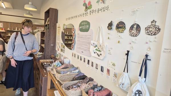 경주 황리단길 한 소품숍에서 관광객이 경주 문화유산과 지역 이미지를 활용한 기념품을 살펴보고 있다. /이원재 기자