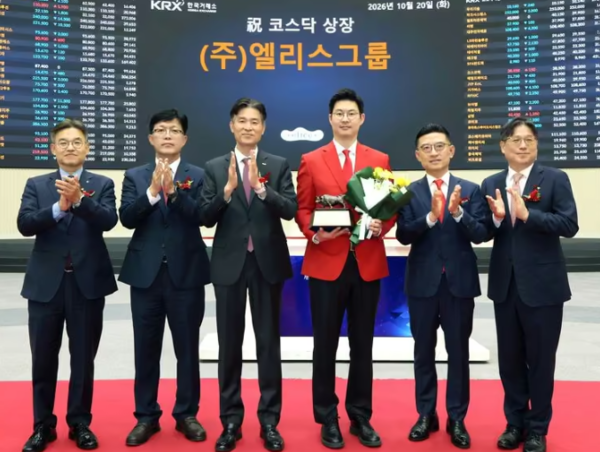 서울 영등포구 한국거래소에서 열린 엘리스그룹 코스닥시장 상장기념식에서 관계자들이 상장기념패 전달 후 기념 촬영하고 있다. 왼쪽부터 박종식 한국IR협의회 부회장, 안승근 코스닥협회 부회장, 민경욱 한국거래소 코스닥시장본부장, 김재원 엘리스그룹 대표이사, 김미섭 미래에셋증권 대표이사, 이충훈 삼성증권 부사장. 사진=한국거래소