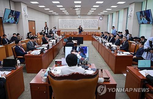 법사위, 특별감찰관 청문보고서 채택(서울=연합뉴스) 신현우 기자 = 22일 국회 법제사법위원회 전체회의에서 위원장인 더불어민주당 서영교 의원이 최길수 특별감찰관 후보자 인사청문 경과 보고서를 처리한 뒤 산회를 선언하고 있다. 2026.10.22 nowwego@yna.co.kr