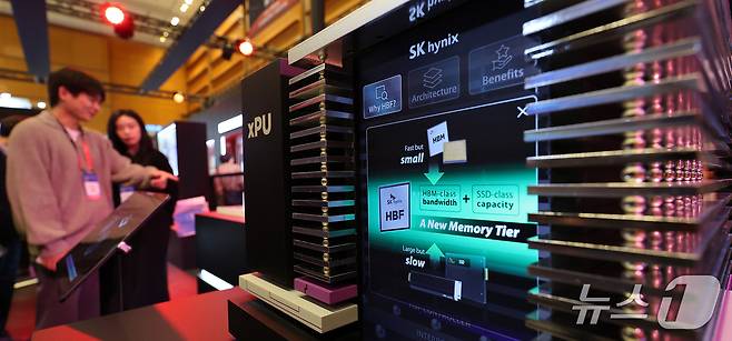 14일 서울 강남구 코엑스에서 열린 ‘SEDEX 2026(제28회 반도체대전)’ SK하이닉스 부스에서 관람객들이 차세대 인공지능(AI) 메모리 기술인 고대역폭플래시(HBF) 구조 모형을 살펴보고 있다. 2026.10.14 ⓒ 뉴스1 박지혜 기자