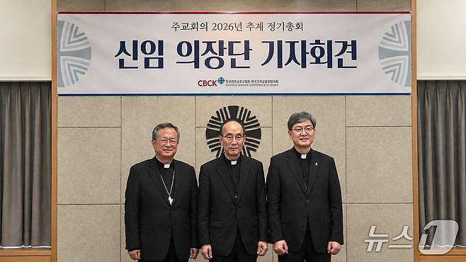 왼쪽부터 정신철 요한 세례자 주교, 김종수 아우구스티노 주교, 옥현진 시몬 대주교(한국천주교주교회의 제공. 재판매 및 DB 금지) 2026.10.22/뉴스1
