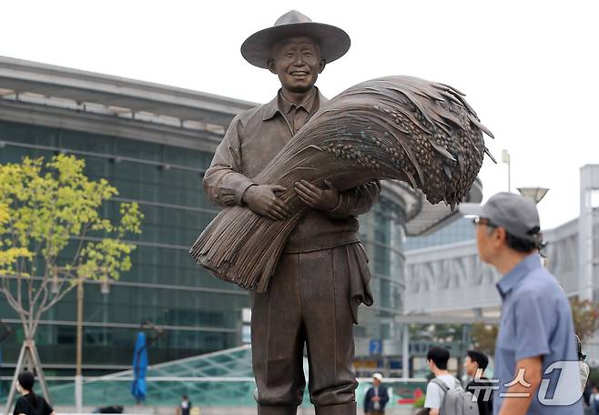 동대구역 광장에 설치된 박정희 전 대통령 동상. ⓒ 뉴스1 공정식 기자