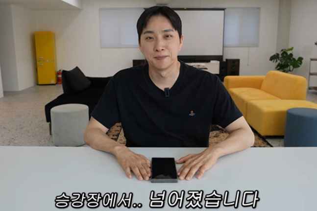 As YouTuber Park Wi has remained largely inactive on YouTube for nearly two months following the controversy over the release of CCTV footage of his fall on a KTX train, attention is now focused on when he will return. This is because, according to YouTubes monetization policies, there is a possibility that his eligibility for monetization could be revoked if he remains inactive for an extended period.Park Wi became embroiled in controversy after releasing CCTV footage on his YouTube channel, Wiracle, of a fall that occurred last August while he was disembarking from a KTX train in a wheelchair.The video captured the moment Park Wi fell forward after his wheelchair wheels got caught on the foot of a social service worker attempting to secure the ramp. Park explained that he released the video to create a safe mobility environment for people with disabilities and to prevent similar accidents from recurring.However, as it became known that the social service worker apologized immediately after the accident, criticism arose that releasing the video without sufficiently considering the perspective of the worker who made the mistake was excessive. Some also questioned whether it was appropriate to publicly highlight the mistake of someone who was trying to help.As the controversy spread, Park Wi deleted the video and issued an apology. He stated that he had failed to consider the perspective of the staff member who had done their best to help him, admitting, My delivery was immature and I was short-sighted.However, public opinion did not easily subside even after the apology. The subscriber count for Wiracle, which had exceeded 1 million, dropped below that mark, and the fallout continued, including the cancellation of scheduled lectures. It is reported that Park Wi voluntarily resigned from his position as a Seoul City promotional ambassador.Since then, Park Wi has stopped uploading new content to YouTube and has not shown any significant activity. No further statements regarding the controversy or concrete plans for a return have been confirmed.Amidst this, YouTubes monetization policy is drawing attention. YouTube stipulates that it may revoke monetization eligibility if a channel has no activity, such as uploading videos or posting community content, for more than six months.However, monetization does not automatically stop simply because six months have passed. It means that YouTube may revoke monetization eligibility based on the channels activity status. Therefore, it is difficult to conclude that Park Wis monetization will be suspended at a specific point in time.If Park Wi continues his current suspension of activities, he may have to consider the potential application of the policy within the next few months. However, whether he actually retains his eligibility for monetization depends on YouTubes judgment.Ultimately, it remains uncertain when Park Wi will return. Attention is focused on how he will communicate to restore public trust lost following the controversy, and whether he will resume his YouTube activities, including his existing content aimed at improving disability awareness.