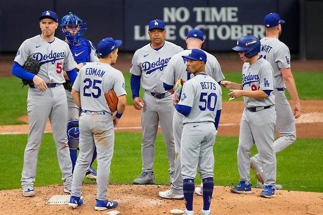 Los Angeles Dodgers manager Dave Roberts, center, stands on the mound with his players during a pitching change during the seventh inning of Game 2 of baseball's National League Championship Series between the Milwaukee Brewers and the Los Angeles Dodgers, Monday, Oct. 12, 2026, in Milwaukee. (AP Photo/Kayla Wolf)







<저작권자(c) 연합뉴스, 무단 전재-재배포, AI 학습 및 활용 금지>