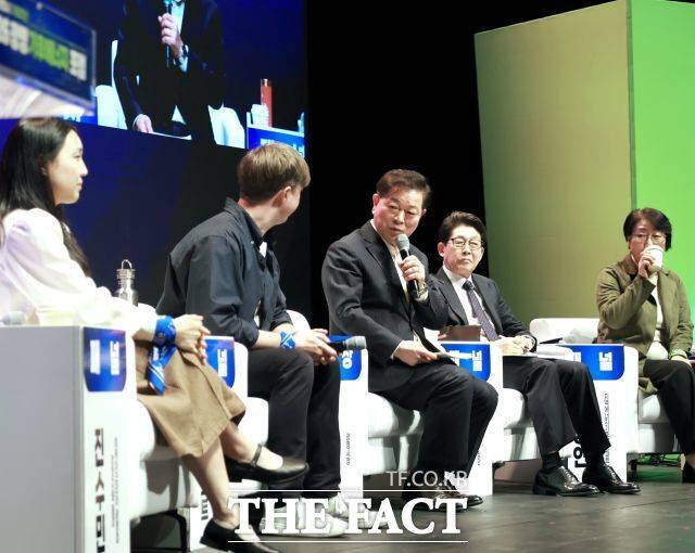박승원 광명시장이 22일 광명시민회관 대공연장에서 열린 '2026 광명시 기후주간'의 기후에너지포럼에서 좌장을 맡아 토론을 진행하고 있다. /광명시