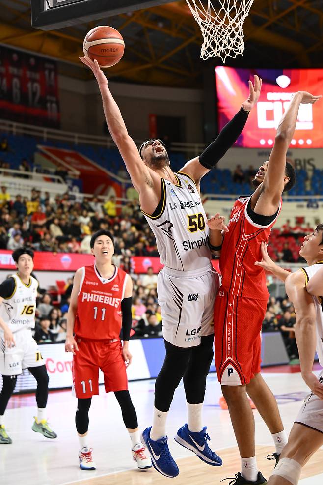 LG 아셈 마레이가 22일 현대모비스전에서 골밑 슛을 시도 하고 있다. /KBL