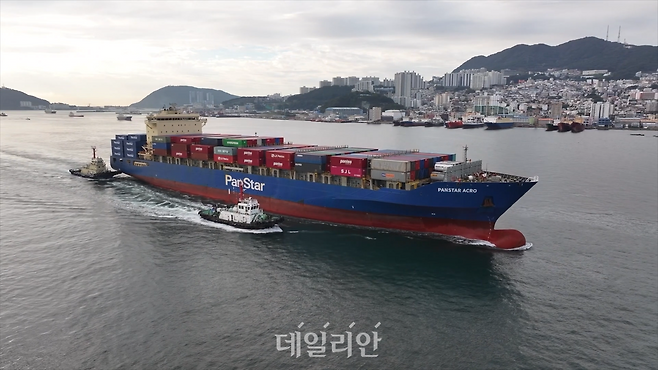 북극항로 왕복 시범운항을 마친 팬스타 아크로호가 지난 11일 부산항으로 귀항하고 있다. ⓒ해양수산부