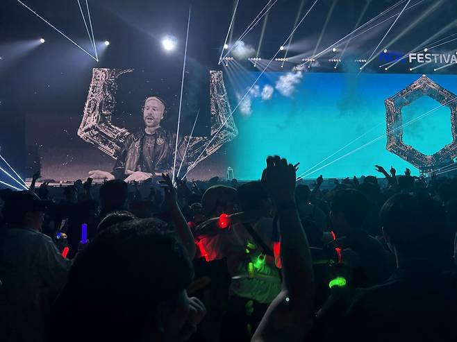 17일 경기 고양시 일산 킨텍스 제2전시장에서 열린 ‘NOL 페스티벌 2026’에서 돈 디아블로의 공연을 보는 관객들. 이혜원 기자 hyewon@donga.com