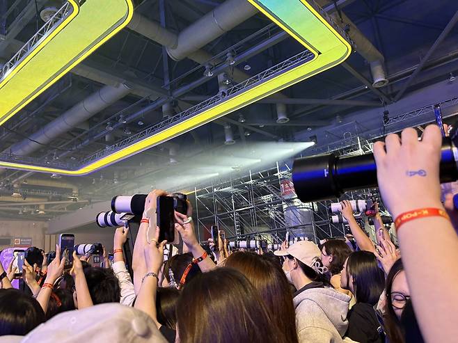 17일 경기 고양시 일산 킨텍스 제2전시장에서 열린 ‘NOL 페스티벌 2026’에서 코르티스의 공연을 보는 관객들. 이혜원 기자 hyewon@donga.com