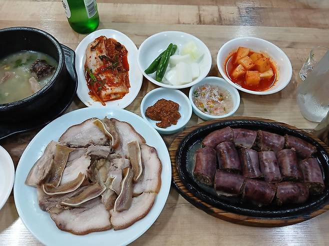 서울 은평구 갈현동 ‘차돌식당’의 돼지머릿고기 수육(왼쪽)과 철판순대. 김도언 소설가 제공