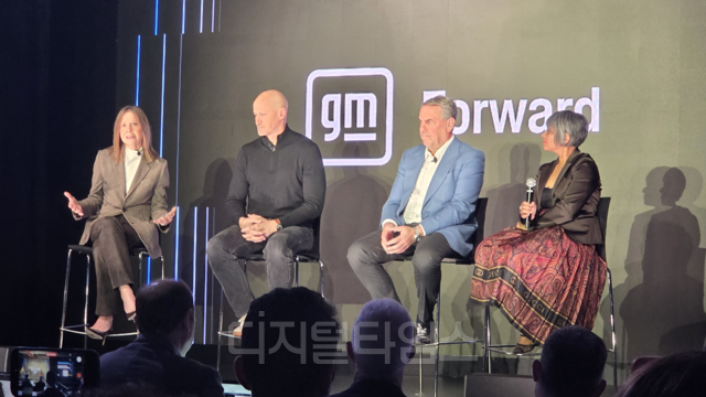 메리 바라(맨 왼쪽) GM 회장이 21일(현지시간) 미국 뉴욕 첼시마켓에서 열린 ‘GM 포워드’ 행사에서 제스처를 취하며 대답을 하고 있다. 스털링 앤더슨(왼쪽 두번째부터) GM 최고제품책임자(CPO), 마크 루스 GM 사장이 질의응답에 같이 참여했다. 장우진 기자