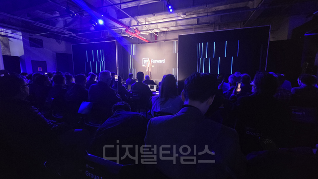 제네럴모터스(GM)가 21일(현지시간) 미국 뉴욕 첼시마켓에서 개최한 ‘GM 포워드’ 행사에서 200여명의 외신들이 메리 바라 GM 회장의 발표를 듣고 있다. 장우진 기자