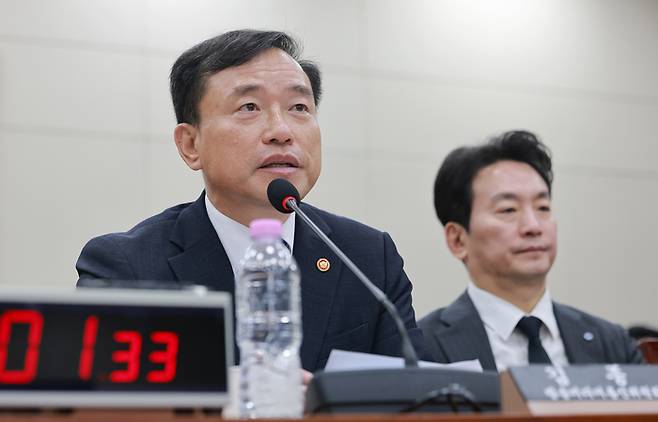 과방위 종합감사에서 답하는 김종철 방송미디어통신위원장     (서울=연합뉴스) 신현우 기자 = 김종철 방송미디어통신위원장이 22일 국회 과학기술정보방송통신위원회에서 열린 방송미디어통신위원회 등에 대한 종합감사에서 과방위원 질의에 답하고 있다. 2026.10.22     nowwego@yna.co.kr (끝)