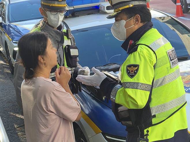 경찰이 22일 서울 송파구 신가초등학교 앞 어린이보호구역(스쿨존)에서 음주운전 단속에 적발된 운전자 A씨에게 단속 상황을 설명하고 있다. 사진=이동혁 기자