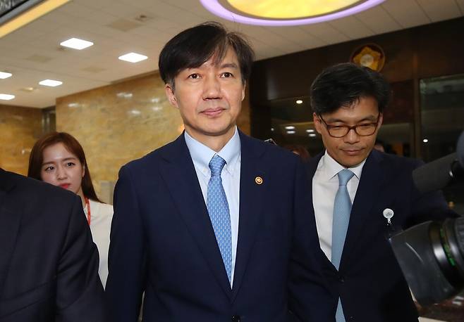 2019년 9월26일 조국 당시 법무부 장관이 국회 제1회의장에서 열린 정치 분야 대정부질문이 정회되자 회의장 밖으로 나서고 있다. 그의 옆에 당시 국회 파견 검사였던 박철우 서울중앙지방공소청장이 보인다. 연합뉴스