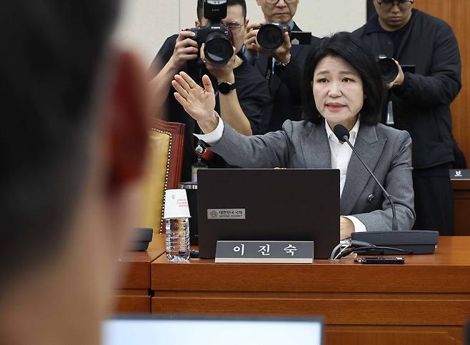 이진숙 국민의힘 의원이 22일 국회에서 열린 과학기술정보방송통신위원회 국정감사에서 더불어민주당 의원들과 언쟁을 하고 있다. 윤운식 선임기자 yws@hani.co.kr
