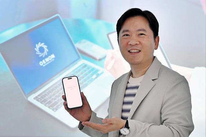 고석태 제논 대표가 서울 세종로 한국일보사에서 인터뷰를 하며 자체 개발한 AI에 대해 설명하고 있다. 민경석 기자