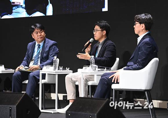 종합경제미디어 아이뉴스24의 대표 지식 컨퍼런스 '아이포럼 2026'이 22일 서울 용산구 서울드래곤시티 한라홀에서 'AI 패권 전쟁, 새로운 질서: AI 3대 강국, 대한민국의 현재와 미래'를 주제로 열린 가운데 좌장을 맡은 김양팽 산업연구원 경제안보통상연구실 전문연구원이 명석주 SK하이닉스 AI Infra / HBM Marketing 팀장과 강경수 카운터포인트리서치 연구위원, 리서치 디렉터와 패널 토론을 진행하고 있다. [사진=곽영래 기자]