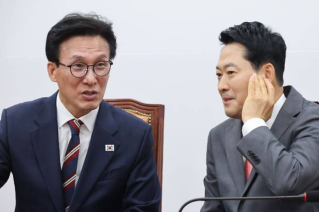 김민석 더불어민주당 대표가 지난 8월 24일 서울 여의도 국회에서 장동혁 국민의힘 대표를 예방하고 있다. 뉴스1