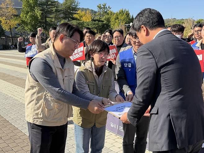 전국언론노동조합과 국제신문비상대책위원회는 22일 서울 종로구 청와대 앞에서 <국제신문 사태 해결! '100억 체불, 능인선원 지광스님 엄벌 촉구' 기자회견>을 열었다. 참석자들이 기자회견 후 대통령실 관계자에게 서한을 전달하고 있다. /최승영 기자