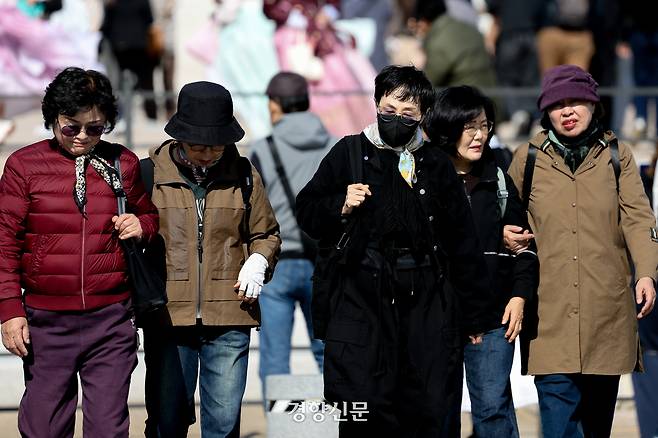 가을비가 내린 후 북서쪽에서 찬 공기가 유입되고 강한 바람이 불어 쌀쌀한 날씨를 보인 지난 21일 서울 종로구 경복궁에서 관광객들이 관람을 하고 있다. 문재원 기자