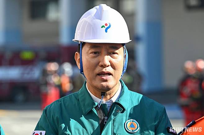 오세훈 서울시장이 22일 서울 양천구 목동종합운동장에서 열린 ‘2026년 서울시 재난대응 안전한국훈련’에서 현장 점검을 마친 후 브리핑을 하고 있다. 남동균 기자