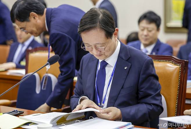 [서울=뉴시스] 정병혁 기자 = 이찬진 금융감독원장이 19일 서울 여의도 국회에서 열린 정무위원회의 금융감독원 등에 대한 국정감사에서 보고서를 살펴보고 있다. 2026.10.19. jhope@newsis.com /사진=정병혁
