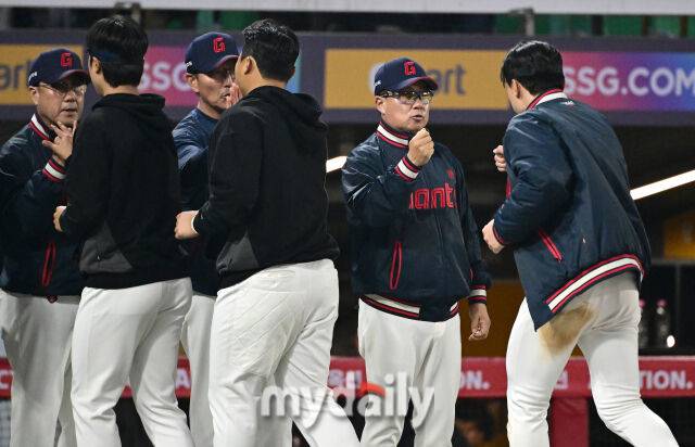 2026년 5월 1일 오후 인천 SSG랜더스필드에서 열린 '2026 신한 SOL KBO리그' 롯데 자이언츠와 SSG 랜더의 경기. 롯데 김태형 감독이 10-7로 승리한 뒤 기뻐하고 있다./마이데일리